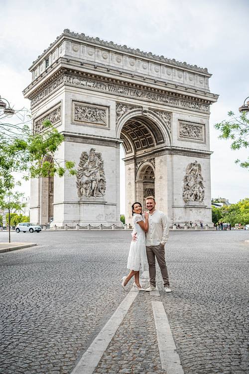 arco-do-triunfo-architecture-couple