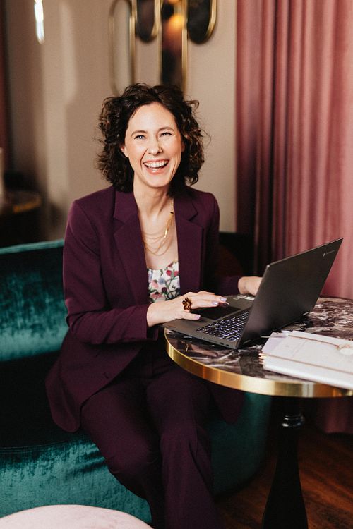 Omdat foto's maken bij mij meer is dan poseren. Het is lachen, ontspannen, en vooral: helemaal jezelf zijn.