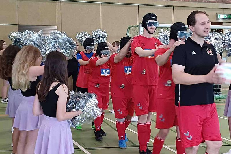 5 Jahre Feier: DFB-Stiftungen gratulieren mit Ex-Profi und Geschenken