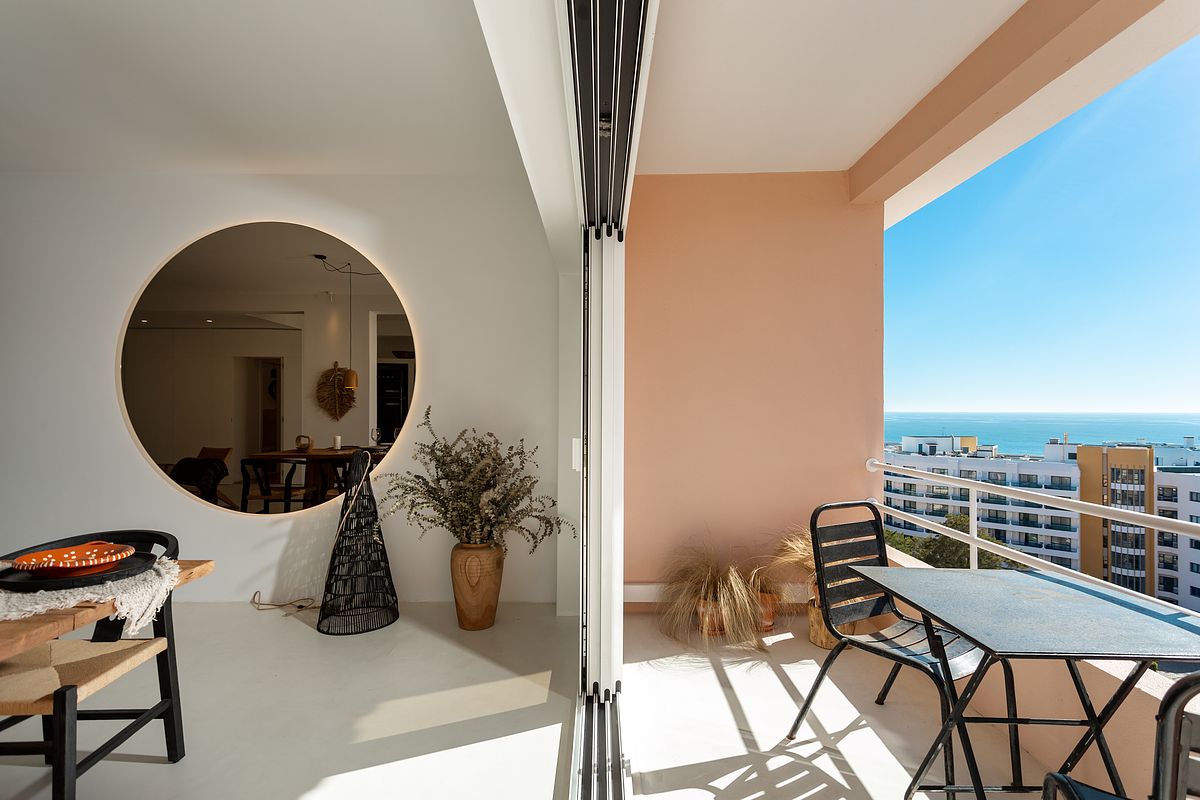 Varanda de apartamento T2 na Guia em Cascais com rela&ccedil;&atilde;o directa ao exterior e vista mar