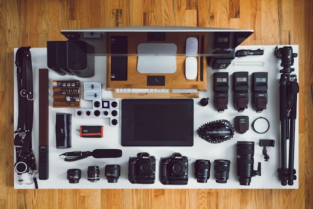 Attrezzatura fotografica disposta su una scrivania
