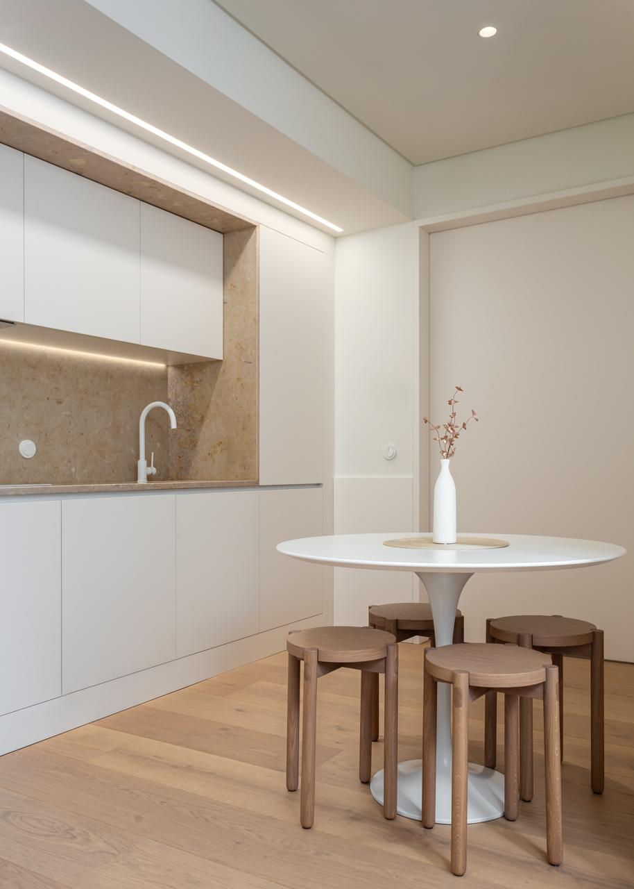 Fotografia de no Apartamento Reabilitado na Av. Roma, Lisboa, projeto do ATELI&Ecirc; 22.