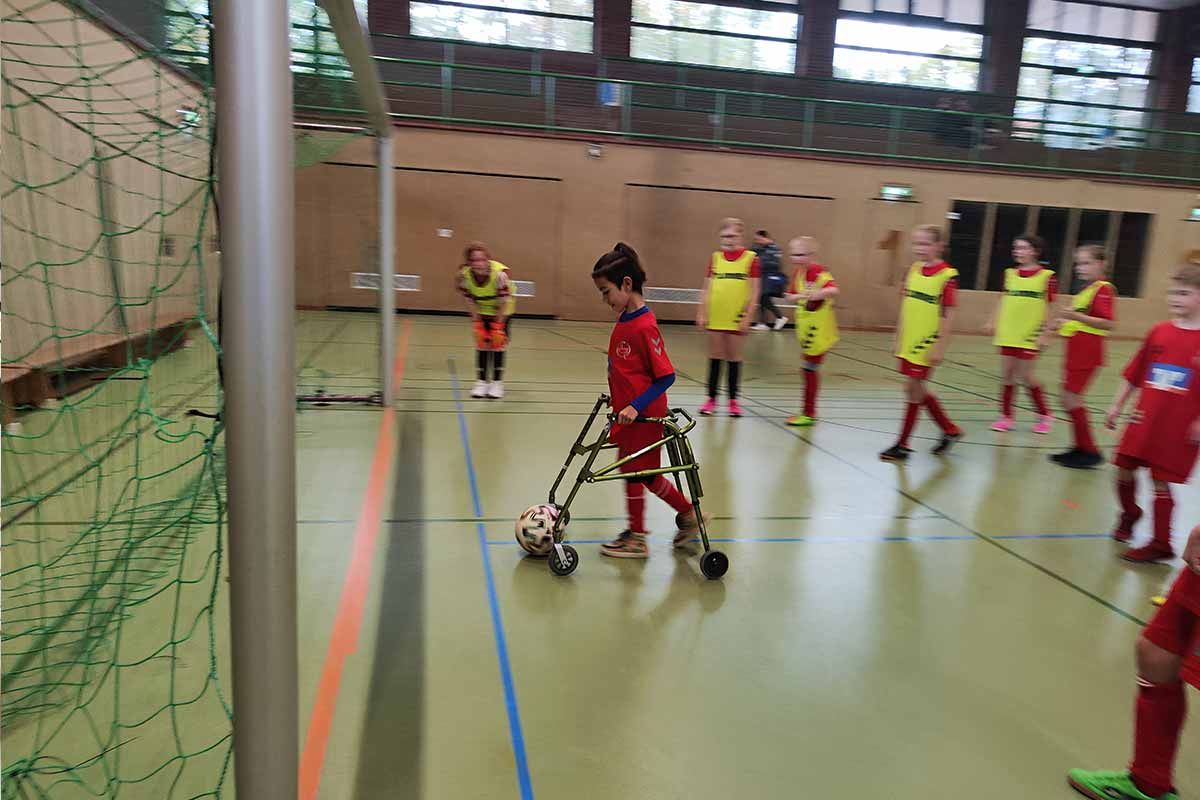 udor schießt ein Tor mit seinen Rollator