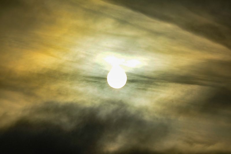 Liiguvad pilvede saared, mis loovad abstraktsust.