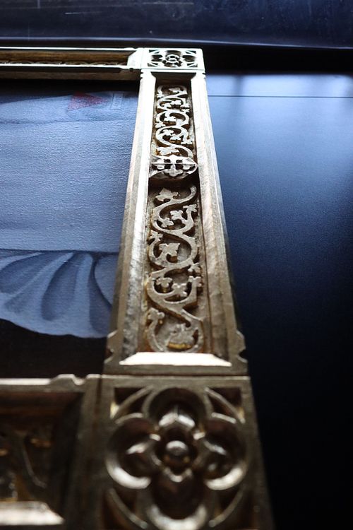 picture showing how beautiful the gold leaf is on the gothic carving in raking light