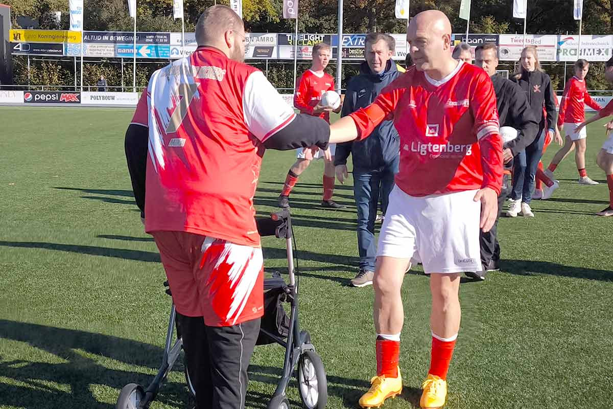 Freundschaftliche Begegnung zwischen Spielern beider Teams