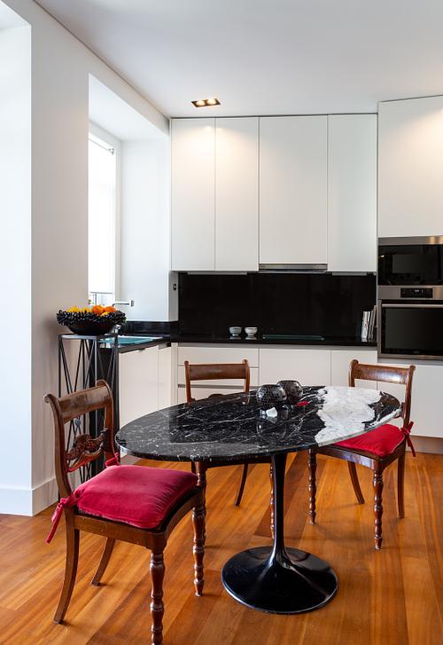 Fotografia de na Casa Andaluz, cozinha e Mesa de refeições interiores de luxo concebidos por FEMMA Interior Design.