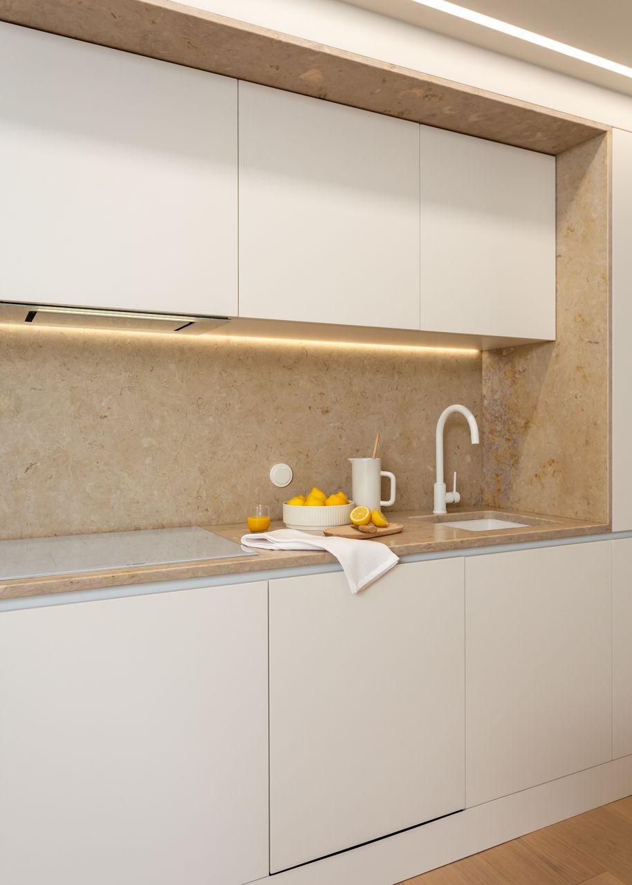 Fotografia de no Apartamento Reabilitado na Av. Roma, Lisboa, projeto do ATELI&Ecirc; 22.