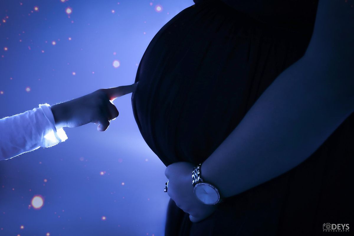 Bump silhouette photoshoot at home