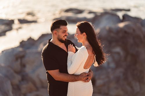 coppia innamorati a portoscuso al tramonto
