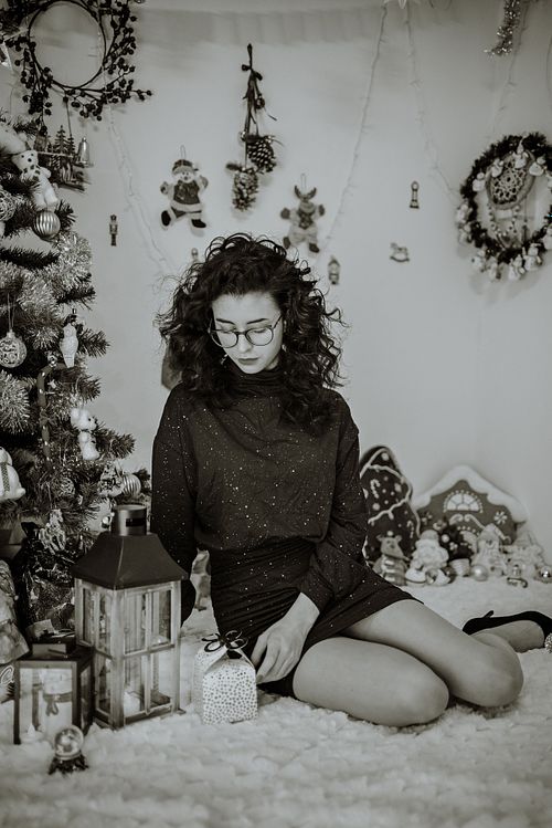 portret alb-negru feminin cu atmosferă artistică