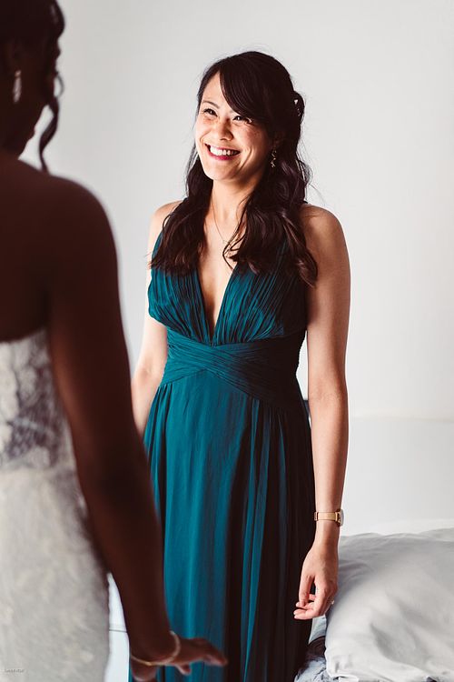 "testimone guarda sposa emozionata"