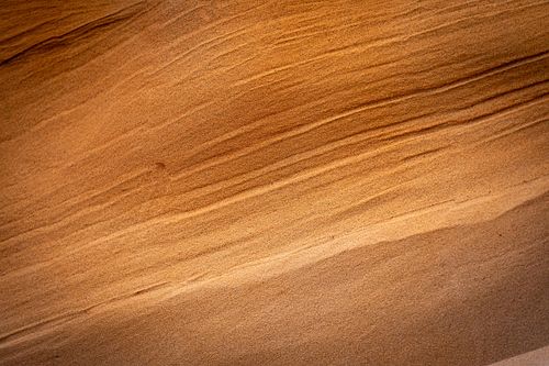 Dune de sable aux formes lisses.