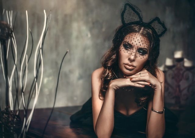 kobieta ubrana w czarny top bez rękawów w ciągu dnia