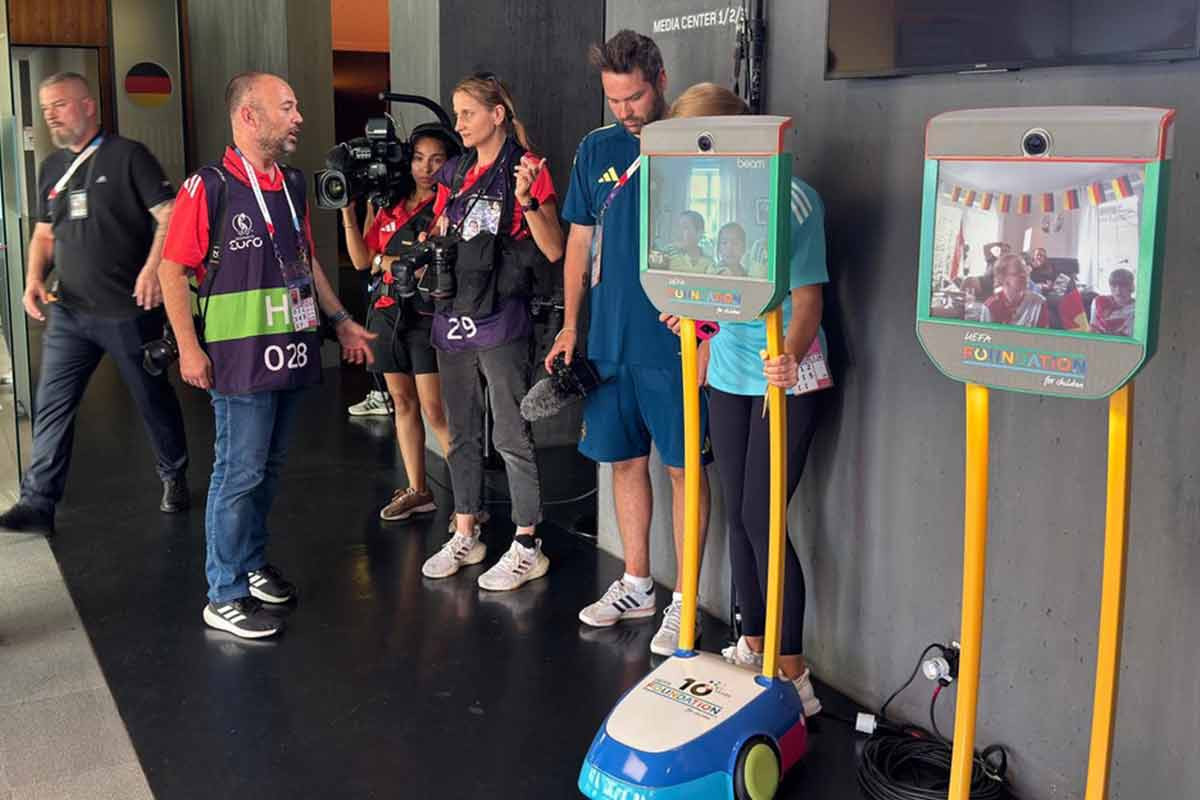 Mit den Awabot-Robotern kamen Jamie und Eva dahin, wo sonst kaum jemand hinkommt: In die Umkleidekabine der Nationalspielerinnen, an den Spielfeldrand, in die Mixed Zone.