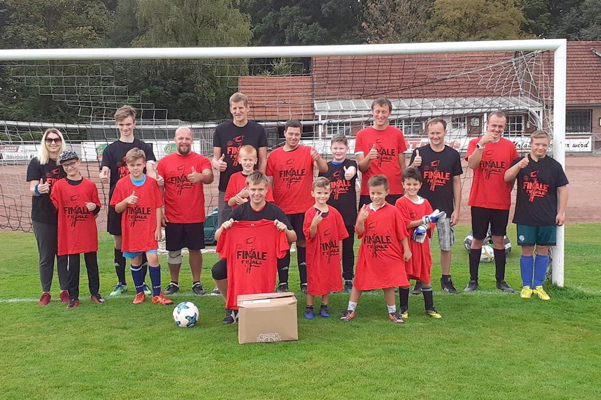 Spieler der Ibbenbürener Kickers präsentieren stolz ihre neuen Bayer Leverkusen T-Shirts