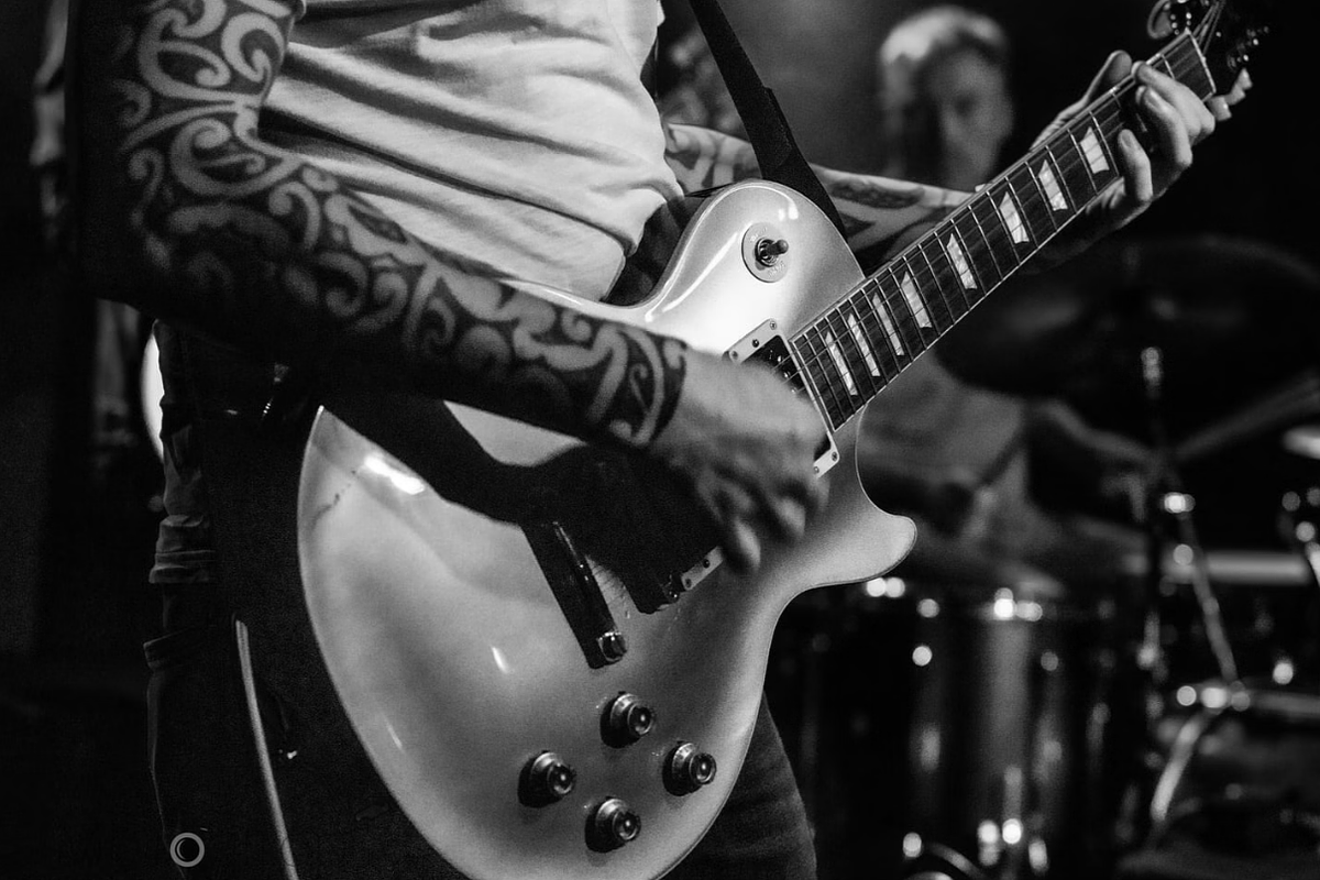 Muzikant met elektrische gitaar