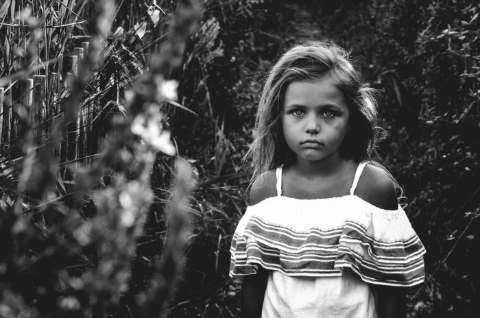 Una niña modelo posando para una foto.