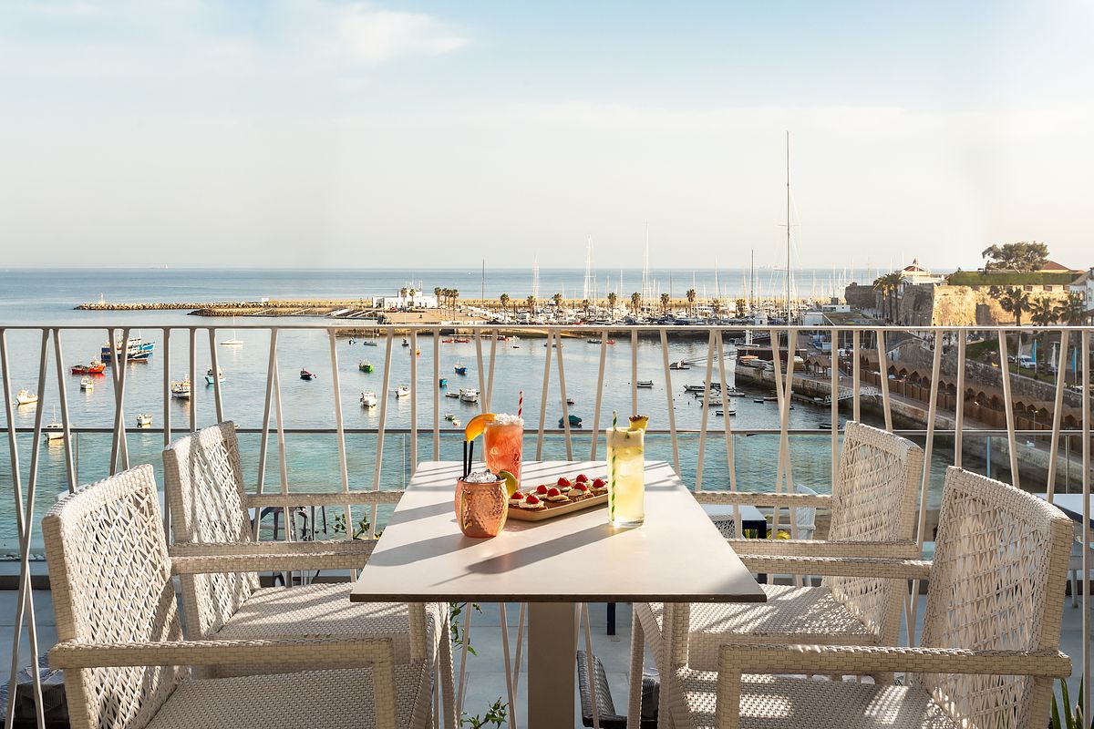 Terra&ccedil;o Blue Bar do Hotel Ba&iacute;a Cascais com vista sobre a Ba&iacute;a &ndash; fotografia de hotelaria
