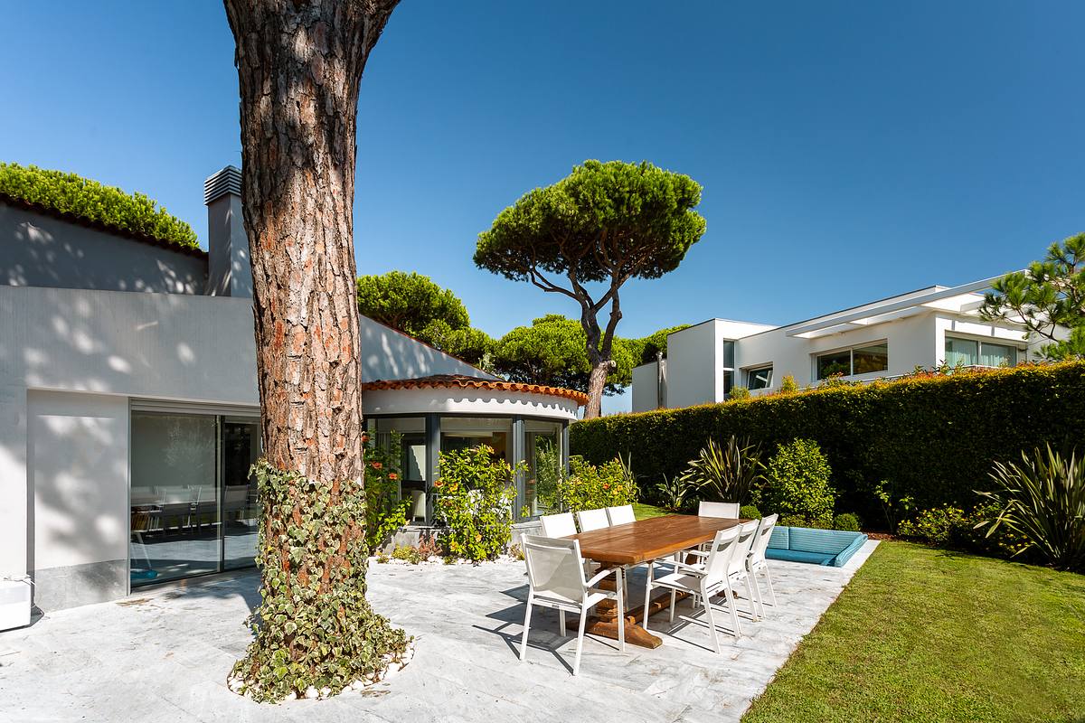 Zona social exterior de moradia V3 na Quinta da Marinha em Cascais integrada no jardim