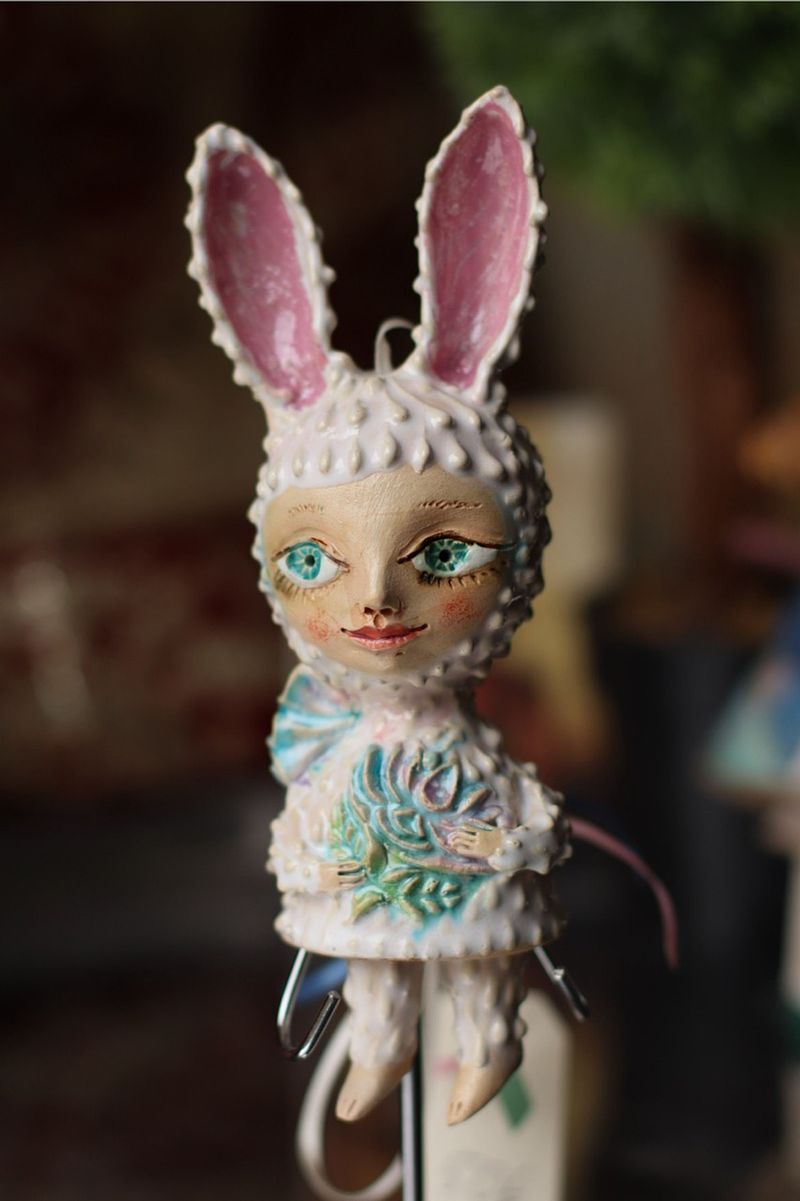 Mini sculpture, bunny with flowers