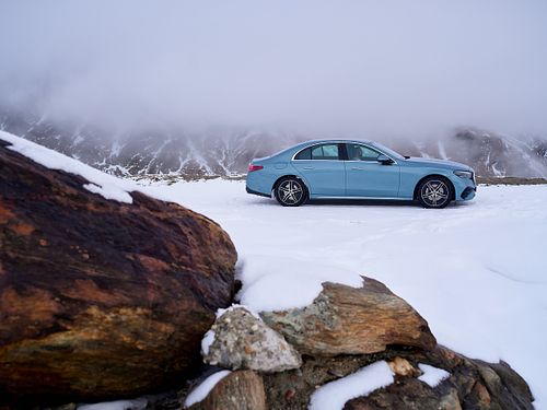 Mercedes Benz E-Klasse im verschneiten Gebirge.