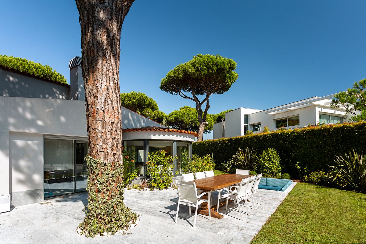 Zona social exterior de moradia V3 na Quinta da Marinha em Cascais integrada no jardim