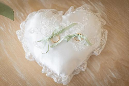 "cuscino anellini raso con nastri verdi"