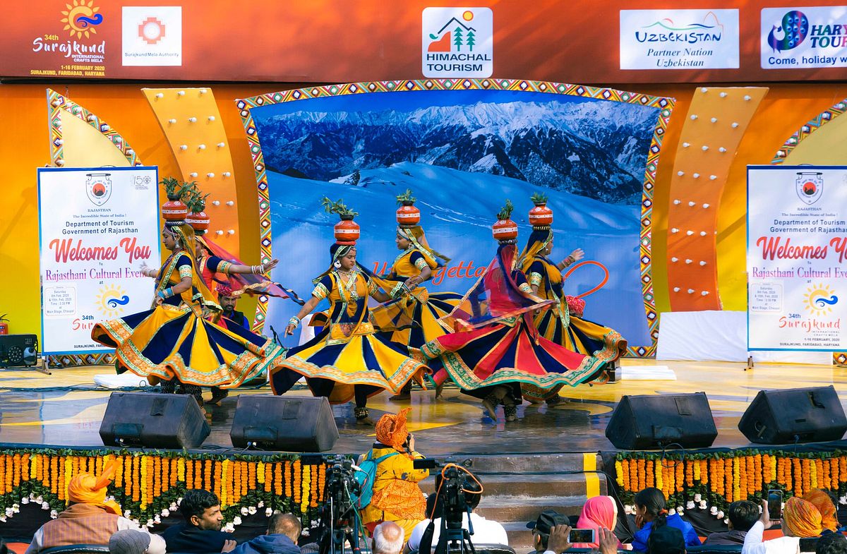 stage artist, dancing girls, woman, crowd, people,