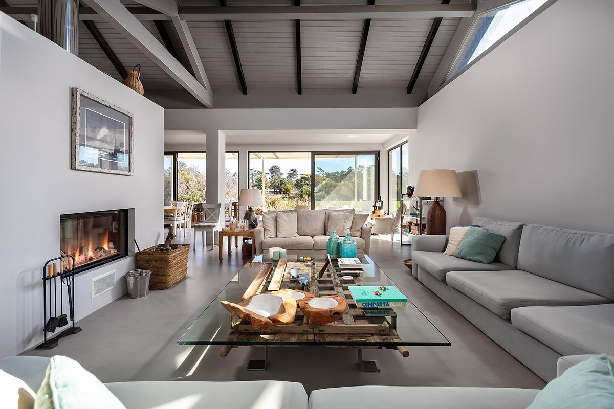 Fotografia de interiores de moradia T3 na Comporta com luz natural e homestaging