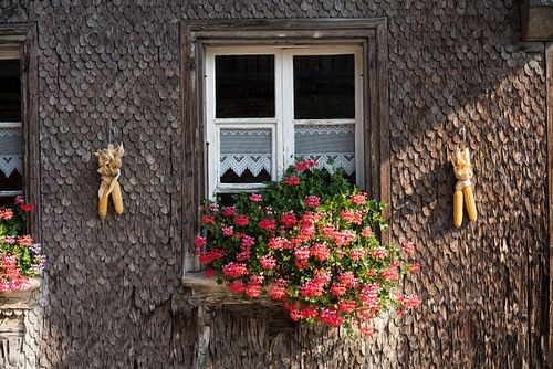 Maisschmuck an Fassade