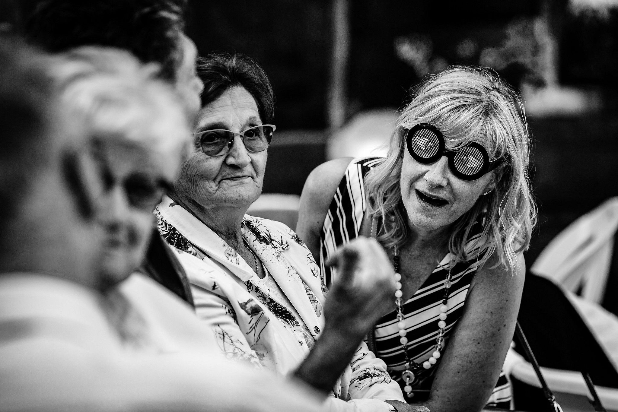 Invit&eacute;e qui s'amuse avec une paire de lunettes marrantes captur&eacute; par S&eacute;bastien CLAVEL photographe de Mariage &agrave; Lyon et Gen&egrave;ve
