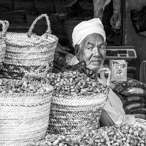 Portrait de l'homme au dattes au Caire en Egypte
