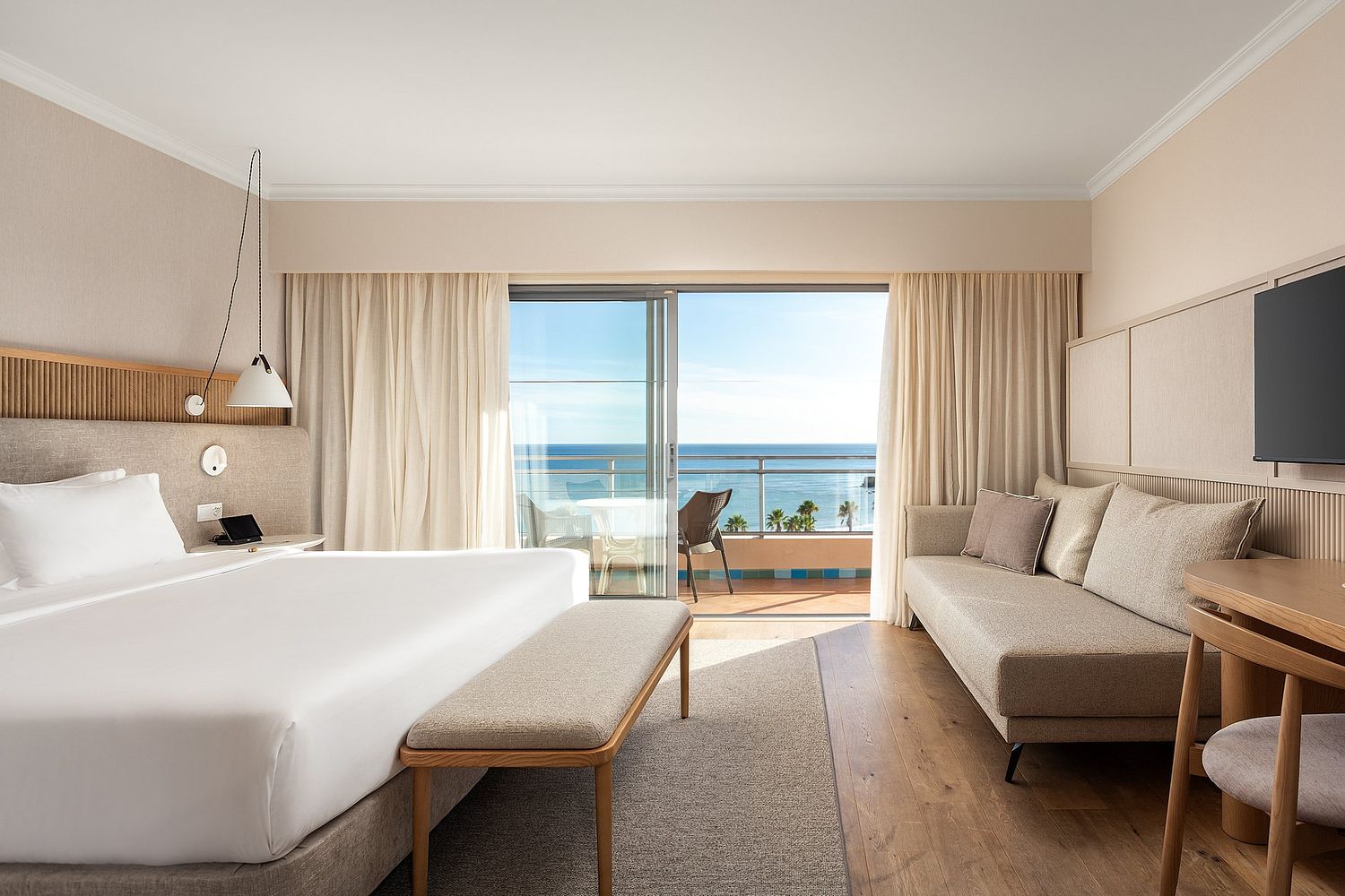 Suite totalmente renovada no Grande Real Santa Eul&aacute;lia Resort & Hotel Spa em Albufeira, fotografada por Pedro Br&aacute;s Photography &mdash; fotografia profissional de hotelaria e interiores de luxo em Portugal.