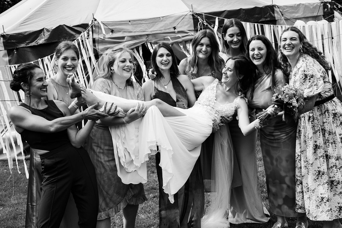 Ausdrucksstarkes Schwarz-Wei&szlig;-Foto der alternativen Braut mit ihren Freundinnen/Brautjungfern, unkonventionelle Hochzeitsreportage K&ouml;ln.