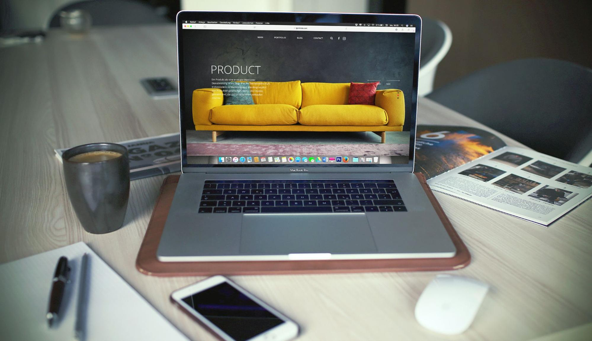 um laptop em uma mesa com café ao lado
