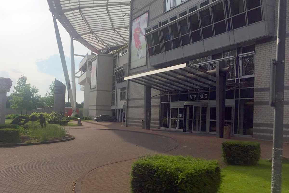 Christoph Binot von Bayer Leverkusen informiert Marcel Grabow