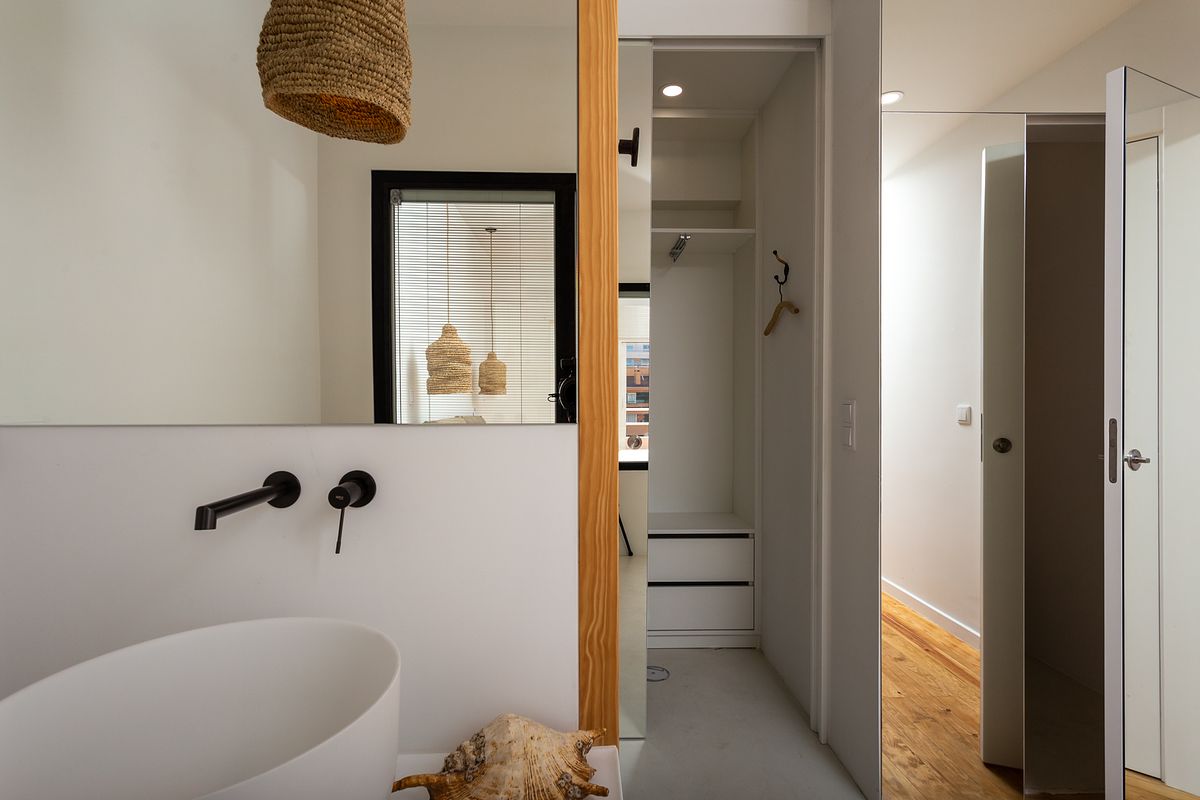 Casa de banho de apartamento T2 na Guia em Cascais com materiais contempor&acirc;neos e ilumina&ccedil;&atilde;o equilibrada