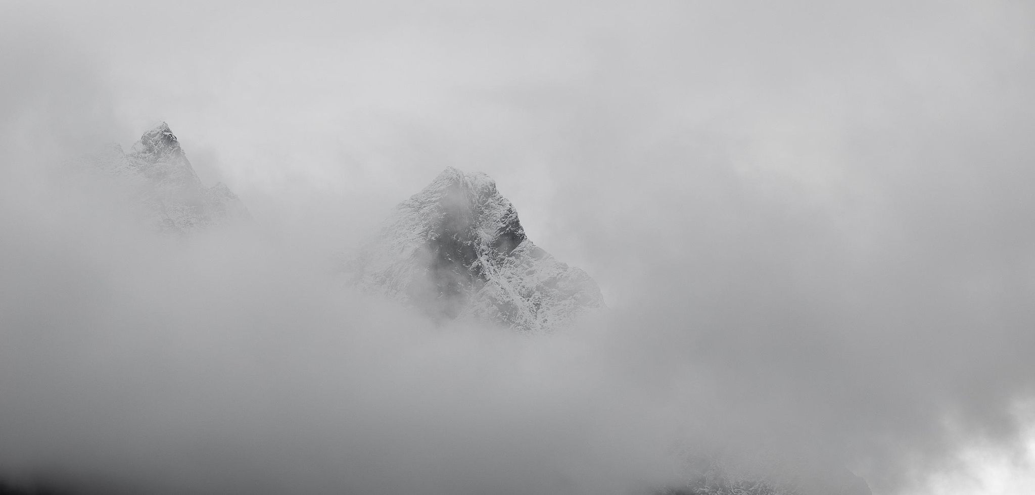 sommets norvégiens dans la brume, photo minimaliste en noir et blanc