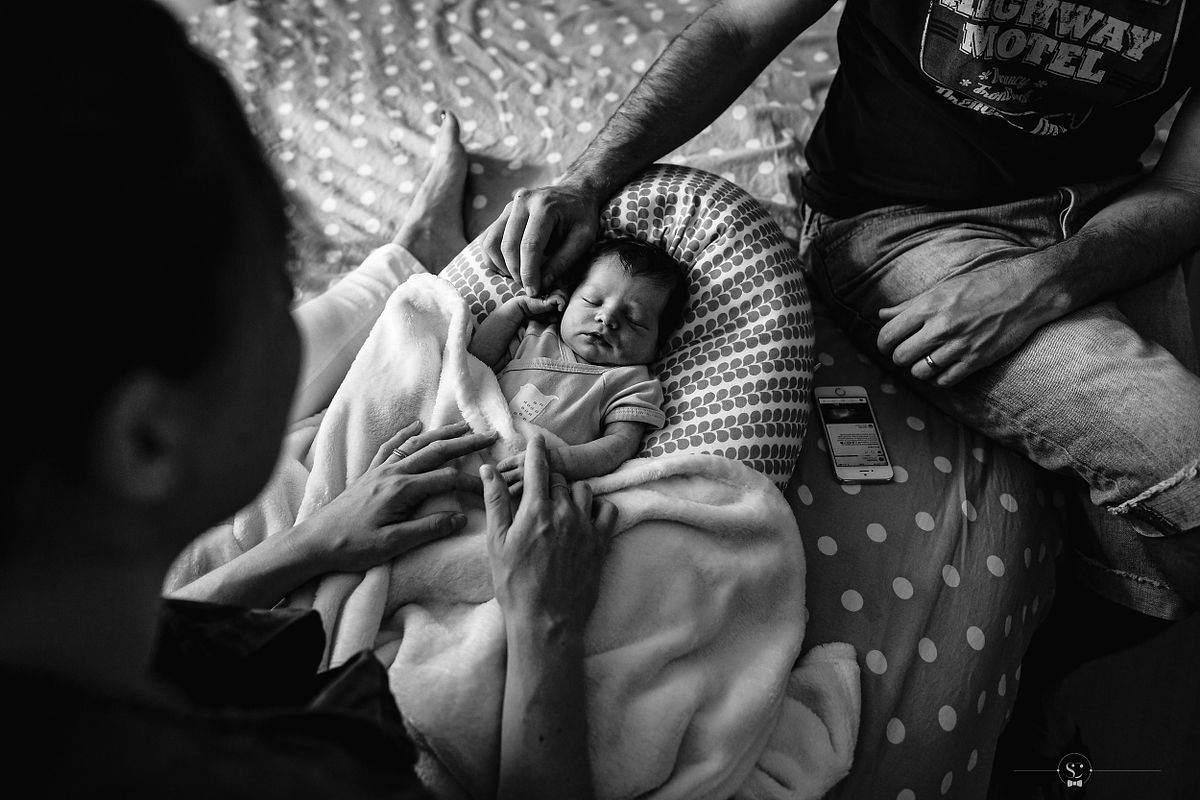 Photographe Famille Lyon Reportage Documentaire Famille Lyon - Nouveau-n&eacute; et parents en s&eacute;ance photo intime avec photographe sp&eacute;cialis&eacute; famille &agrave; Lyon