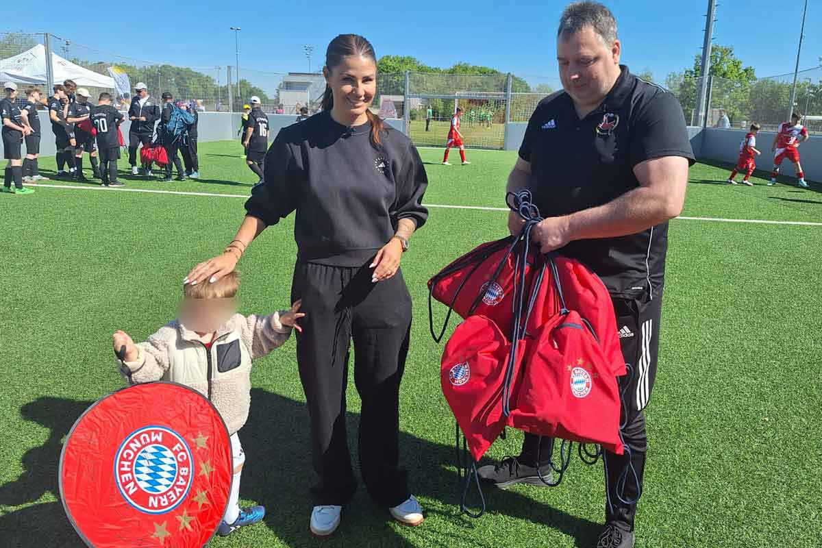 Lina Kimmich übergab den Trainern gefüllte Sporttaschen des FC Bayern