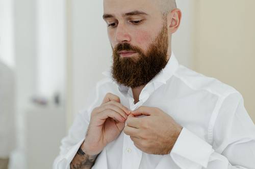 Eleganti preparativi dello sposo in camera matrimonio raffinato Tenuta Santi Giacomo e Filippo Urbino