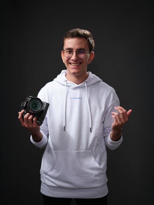 Hi, I&rsquo;m Tim&eacute;o. A French music photographer focused on the raw energy of live shows.