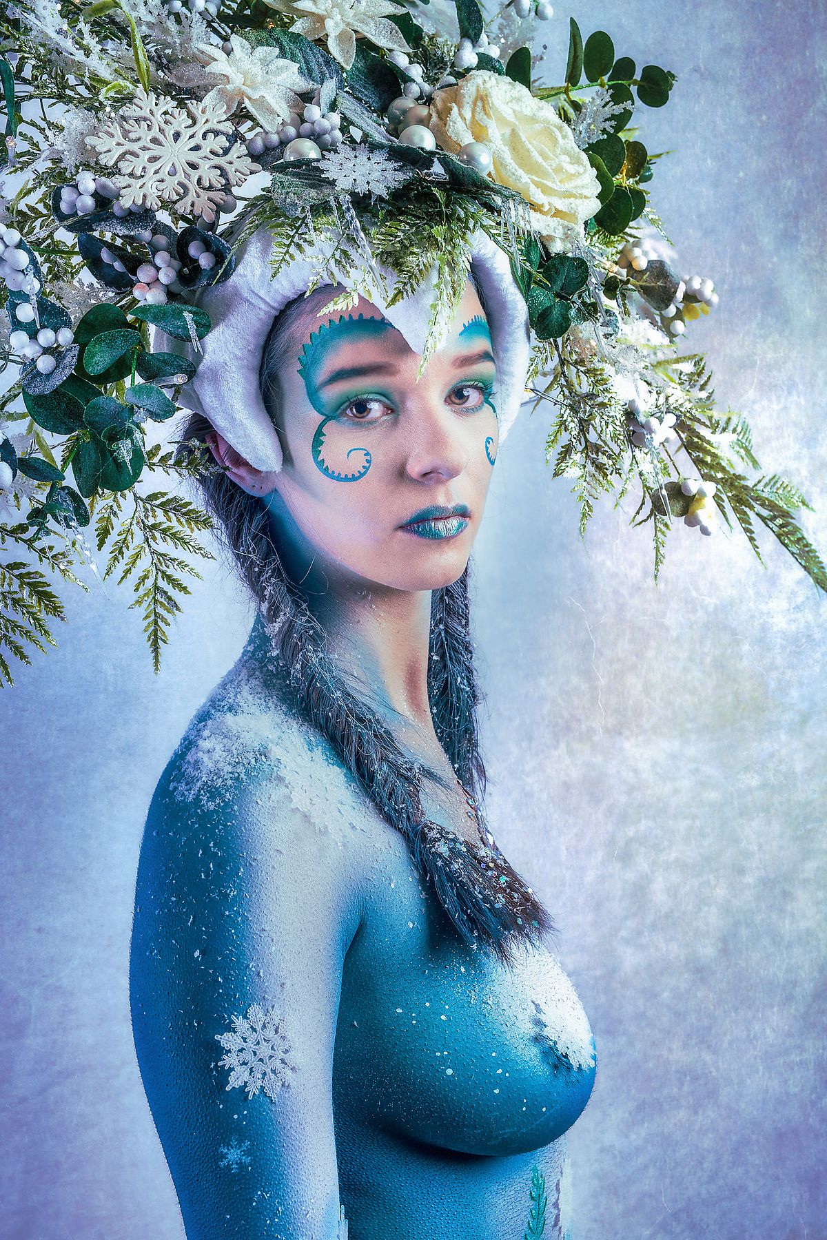 photo tarot Reine de Givre, femme bleue et blanche dans un paysage hivernal lumineux, symbolisant sagesse et lucidité