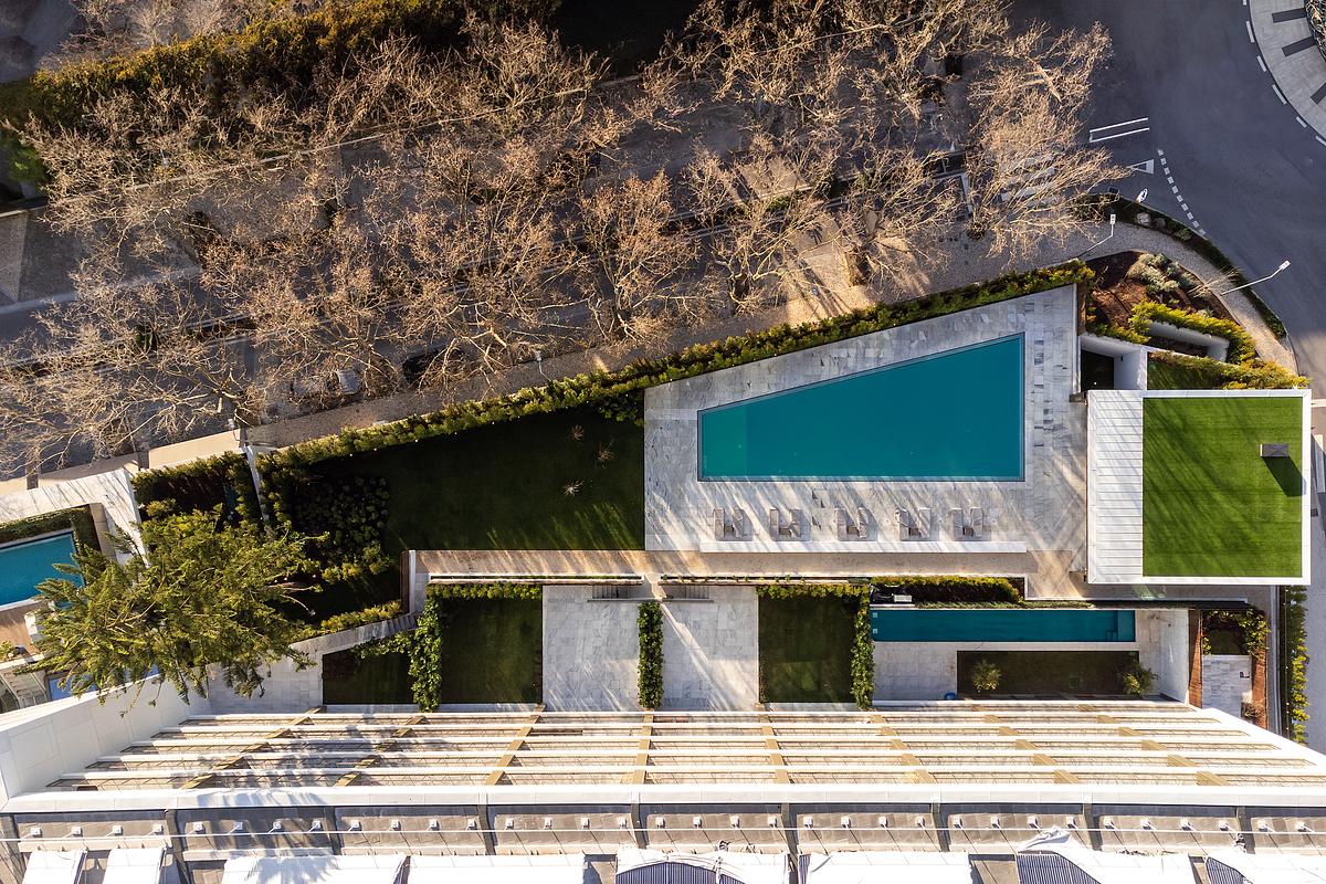 Imagem Drone Zona de piscina e &aacute;reas exteriores do condom&iacute;nio Legacy Residences Cascais