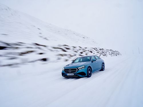 Mercedes Benz E-Klasse im verschneiten Gebirge.