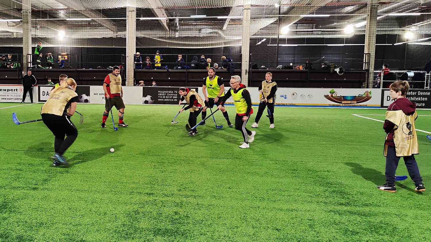 Speiler der Wilden 13 und Ibbenbürener Kickers haben Spaß beim Hockey spielen