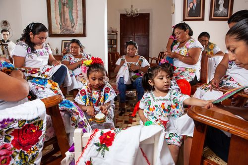EMBROIDERING IN THE GROUP - BORDADO EN EL GRUPO