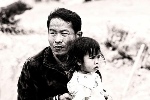 Portrait d'un homme et d'un enfant pris en photo de rue à Sapa au Vietnam