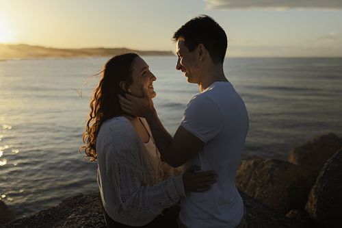 A piedi scalzi in riva al mare